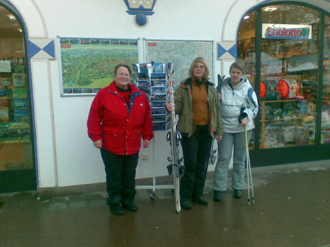 Ýr, Sylvía og Brynja í bænum að loknum skíðadegi