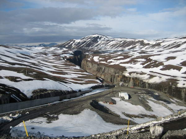 Neðan Kárahnjúkastíflunnar, séð yfir gljúfrin
